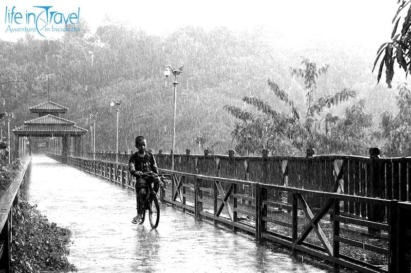 gioia monsonica thailandia in bici