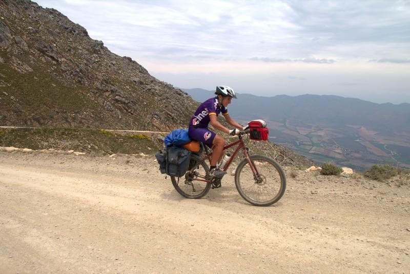 Donna in bici in salita