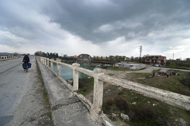 Albania in bici, la strada verso Valona