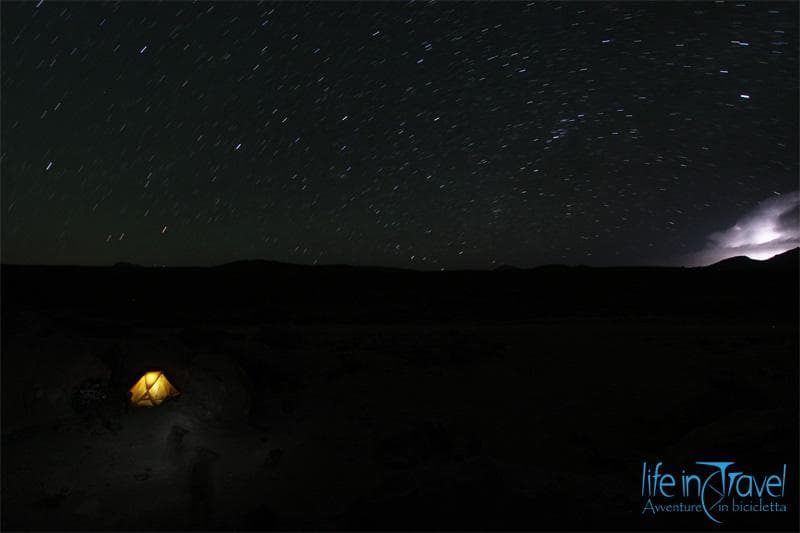 notte in tenda desrto delle rocce