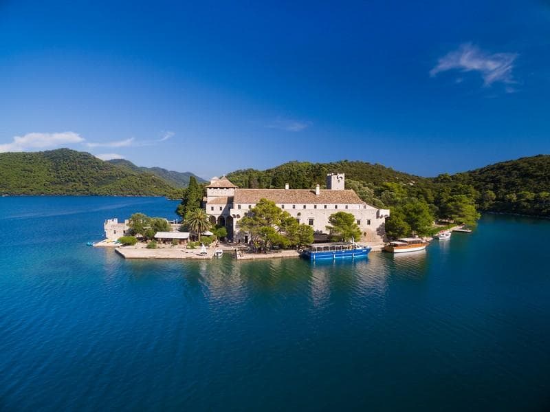 monastero lago grande di meleda